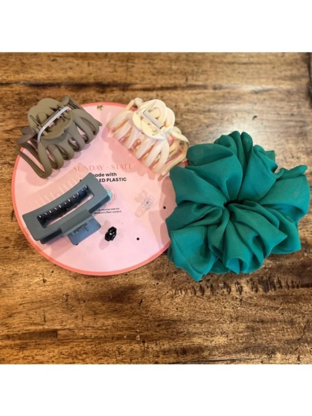 NEW hair tools – large kelly green scrunchie hair tie and 5 claw / lobster clips